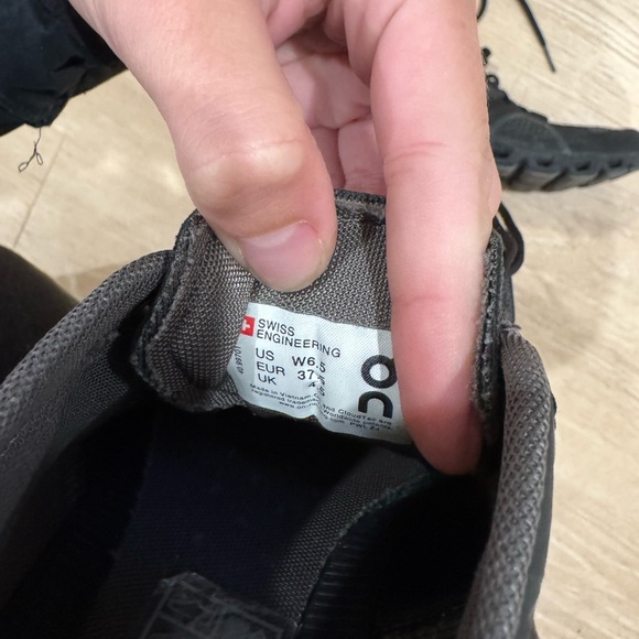 Black On Cloud running shoes - Picture 5 of 8